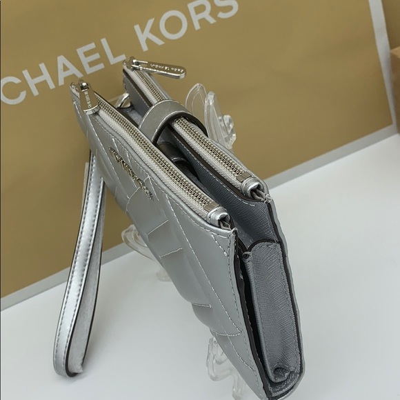 MICHAEL KORS PEYTON LG DOUBLE ZIP WRISTLET SILVER - Picture 8 of 16